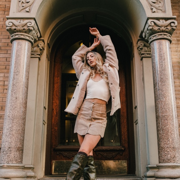 Meet your Posher, Cassandra - Picture 3 of 3